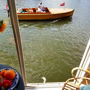 Houseboat Concordia Bed & Breakfast